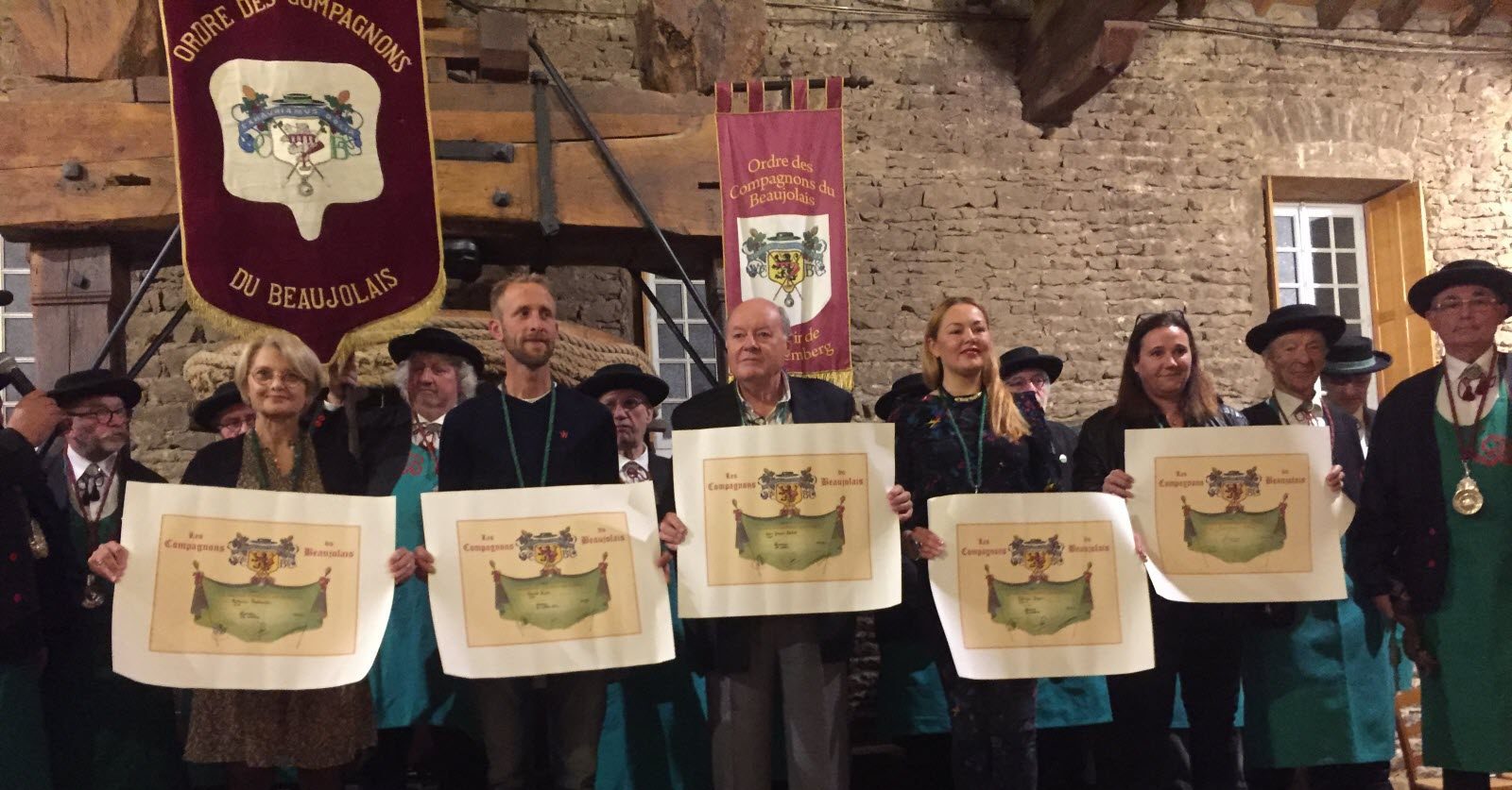 les-cinq-nouveaux-compagnons-du-beaujolais-presentent-leur-diplome-ne-devient-pas-compagnon-qui-veut-l-ordre-fonctionne-par-cooptation-il-convient-d-etre-parrain